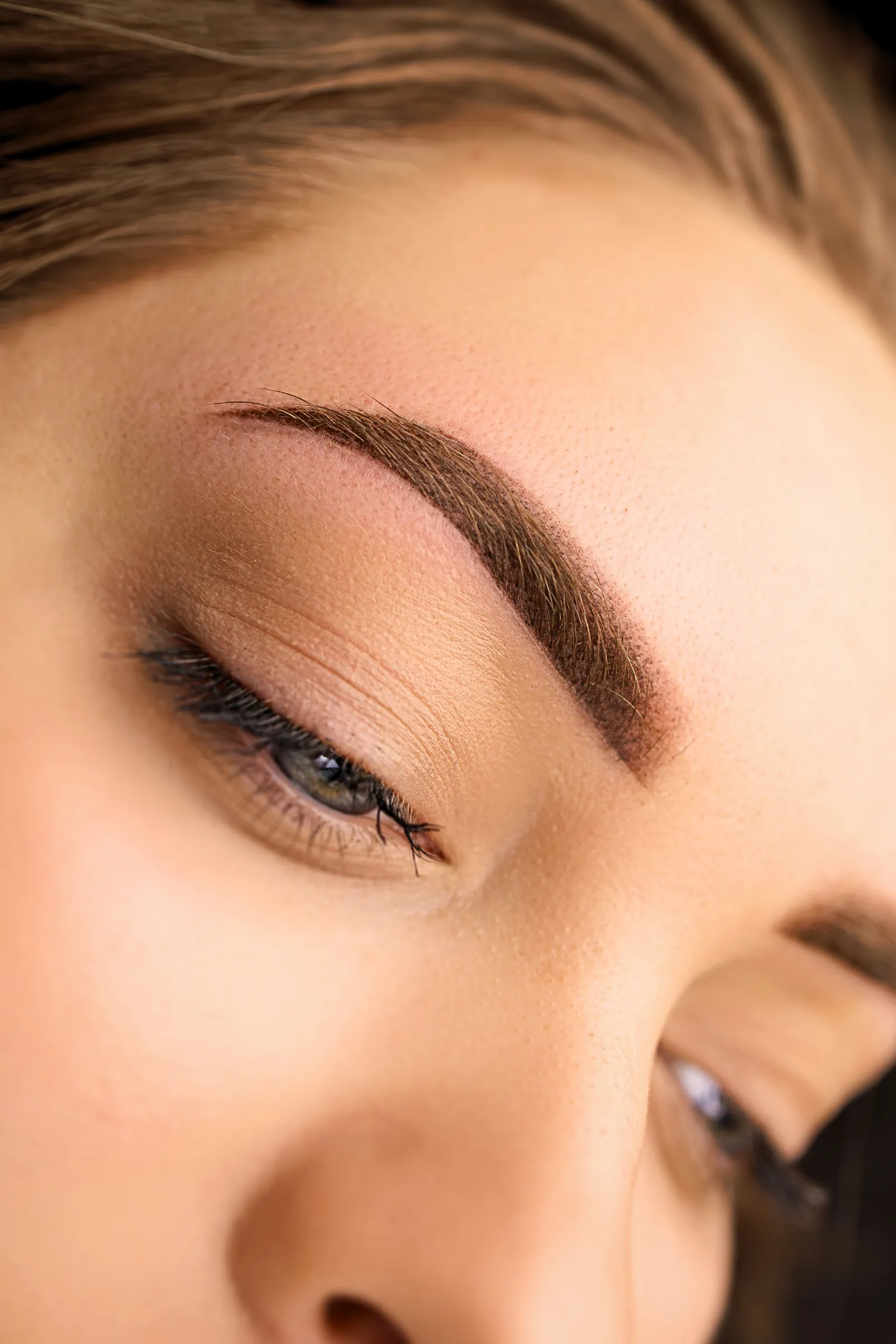 Natural polished brows with soft neutral makeup